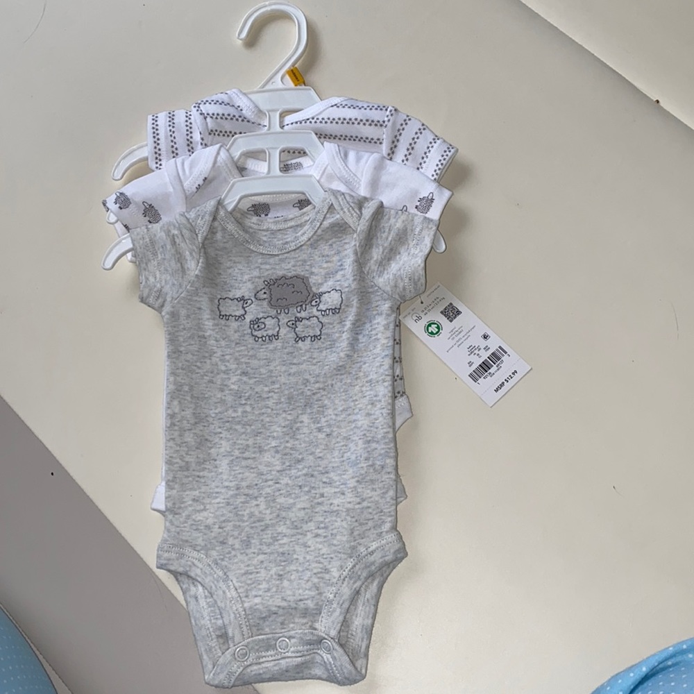Carter’s onesies set